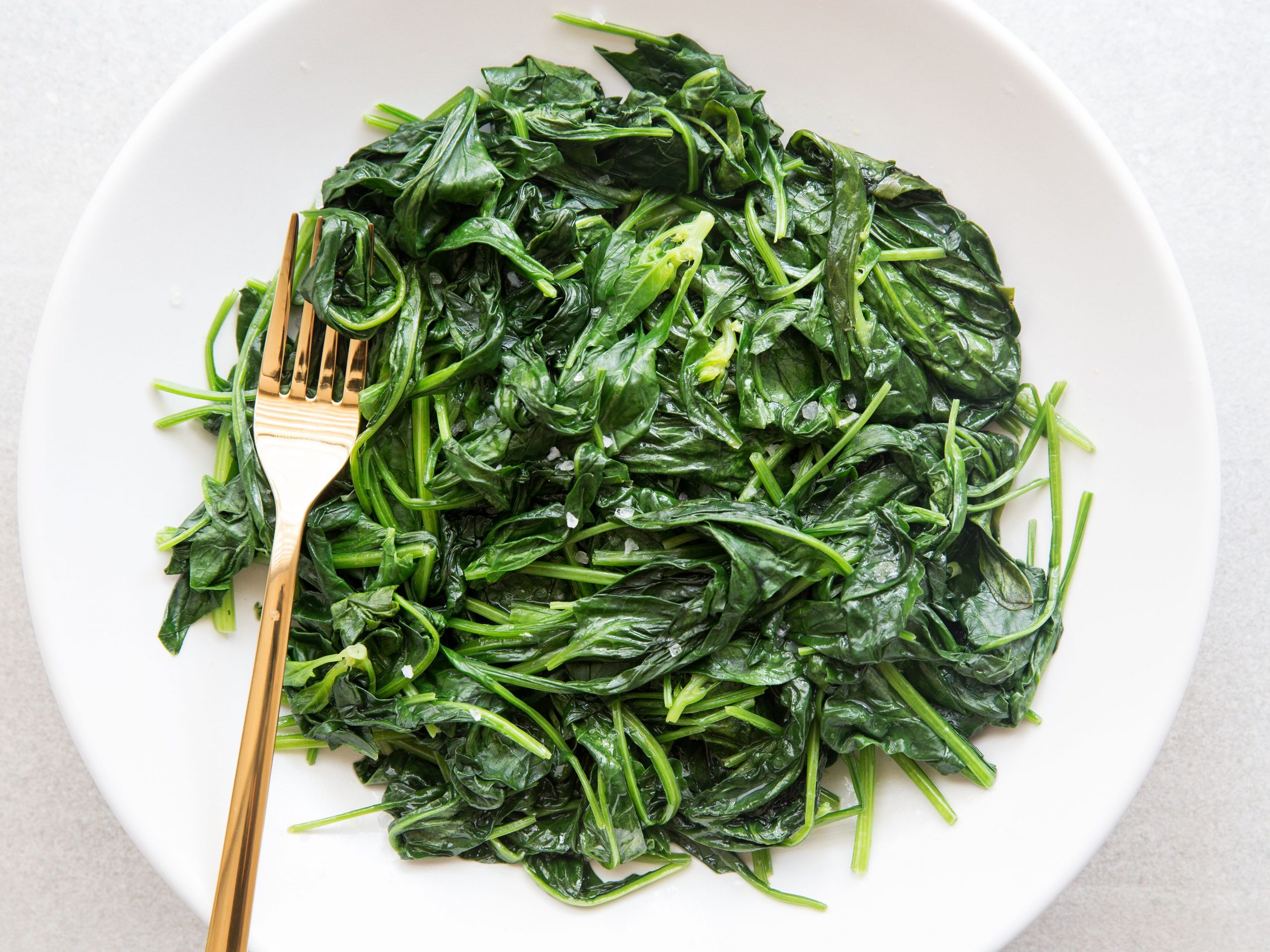 https://www.thespruceeats.com/thmb/M6V8yvZE2xjrfdZzpmjZ6rJcJ94=/3733x2800/smart/filters:no_upscale()/sauteed-spinach-2217337-hero-01-2-646973607c564a6ba802061b81d6974c.jpg