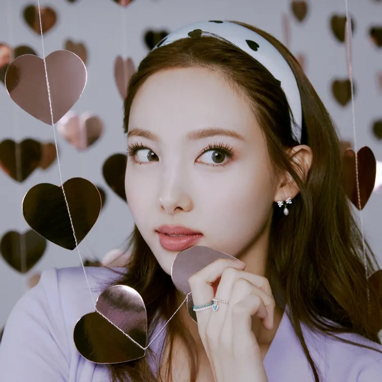 https://www.pinkvilla.com/imageresize/nayeon_main_0.png?width=752&format=webp&t=pvorg