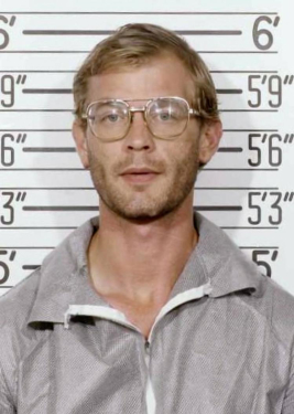 https://upload.wikimedia.org/wikipedia/en/0/0c/Jeffrey_Dahmer_Milwaukee_Police_1991_mugshot.jpg